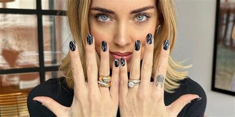 unghie stile versace|Chiara Ferragni con lo smalto nero, il trend unghie .